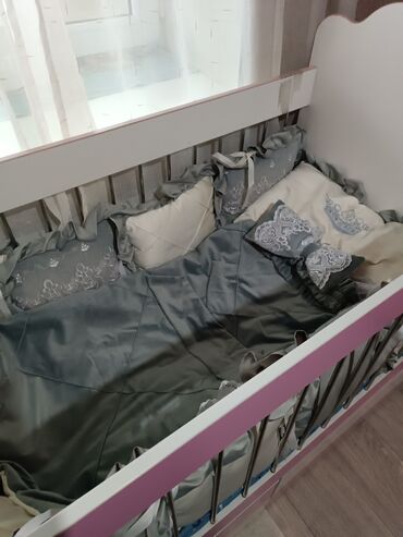 детская подушка: Продаю детскую кроватку вместе с комплектом