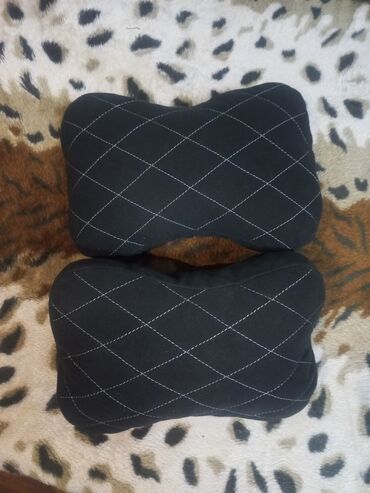 подушка одиссей: Продаю подголовники в отличном состоянии чёрная из мягкой ткани