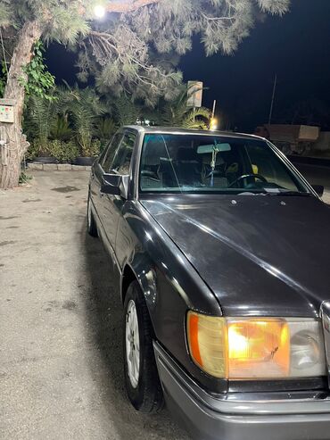 Tünd boz rəngdə, dördqapılı Mercedes-Benz E-Class sedan avtomobili