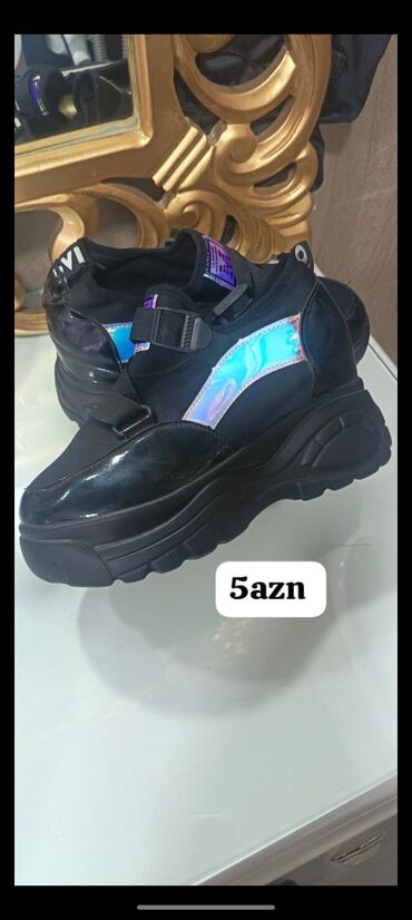 Tuflilər: Eyaqabi her biri 5azn fm. Zara firmasindi erazi bine savxoz — 3