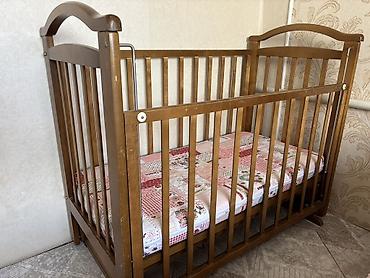 Эмерек: Детская кроватка из массива дерева, классический дизайн, цвет — — 1