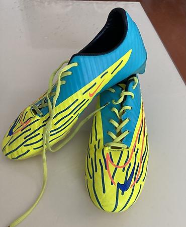 butsları: Nike futbol бутсы. Parlaq sarı və mavi rəng kombinasiya­sında — 2