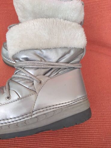 Čizme: Cizme za devojcicu sa krznom unutra. Dvobroj 34-35, a izmerena duzina — 5