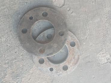 drel şurup bağlayan: Metal flanslar / ara halqalar dəsti. Şəkillərdə 2 ədəd dairəvi metal — 2