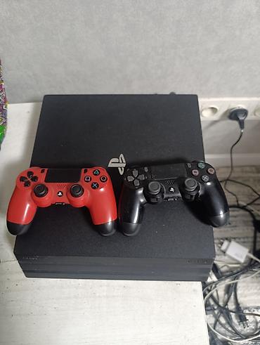 дрифтер: PlayStation 4 Pro (черная) с двумя беспроводными геймпадами DualShock — 1
