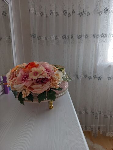 Xonça: Çəhrayı rəngdə, zərif güllərlə bəzədilmiş dekorativ səbət. Səbətin — 5