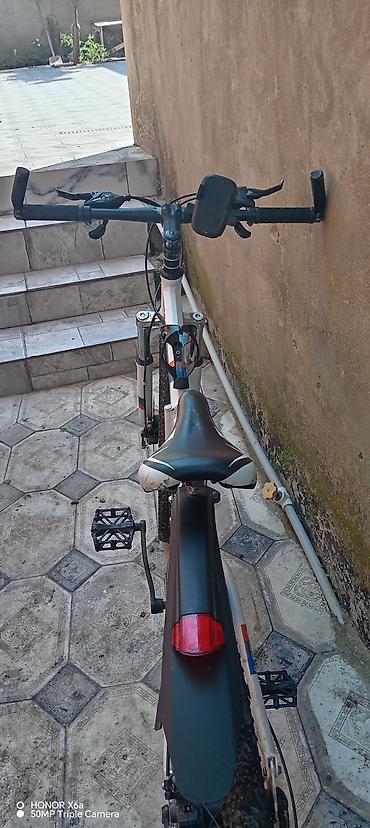 velosiped 28 type 1: Velosiped – dağ/şəhər tipli, ağ rəng. - Təkərlər: 28" ölçü, dişli — 7