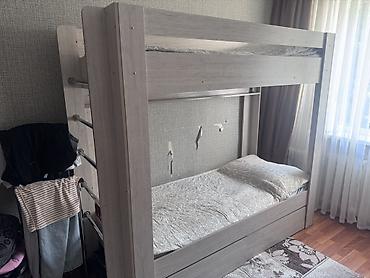 bunk bed: Двухъярусная кровать из ЛДСП в светлом древесном оттенке. - Верхний — 1