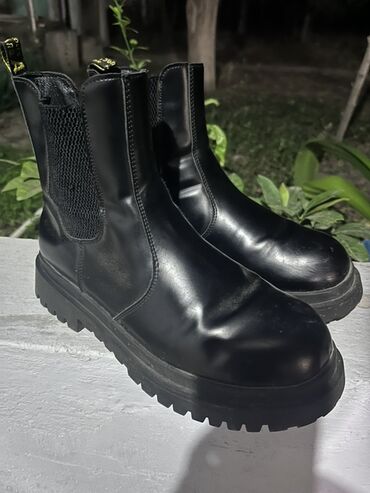 Botinka və botilyonlar: 39ölçü.Yeni kimidir,heçbir əksiyi yoxdur.1sezon geyilib.Ehtiyac