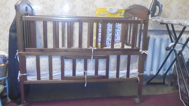 Детские кровати: Продаю детскую кроватку из дерева. Пользовались мало. Есть два уровня