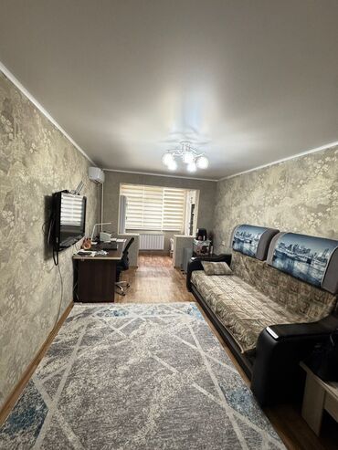 срочно продаётся 1 комнатная квартира в районе ошского рынка по улице молодая гвардия токтогула: 3 бөлмө, 58 кв. м, 104-серия, 1 кабат