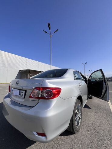 Toyota: Toyota Corolla: 2011 г., 1.6 л, Механика, Бензин, Седан