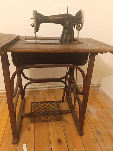 gitara temiri: Ayaq pedalı ilə işləyən köhnə tip tikiş maşını və taxta stolüstü — 2