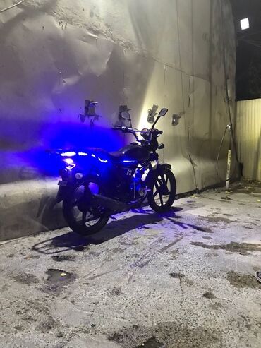 Mopedlər,skuterlər: Motorsiklet – şəhər içi və gecə sürüşləri üçün fərqli dizaynlı model