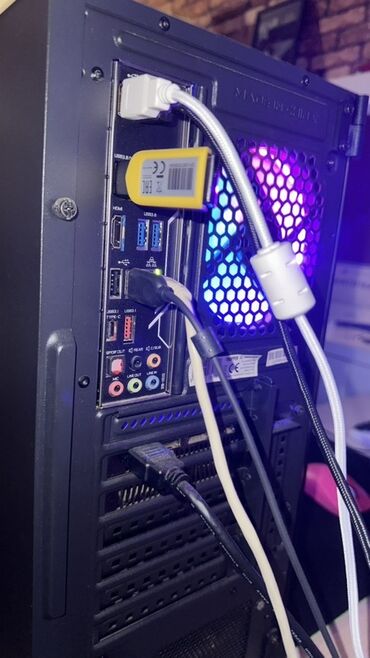 Masaüstü kompüterlər və iş stansiyaları: Oyun üçün masaüstü komputer Parametler: - GPU: PowerColor AMD RX — 12