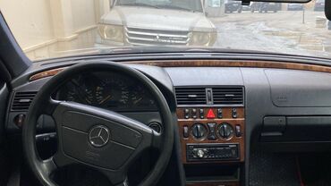 Mercedes-Benz: Mercedes-Benz C‑Class sedan (W202), al qırmızı rəng. - Kuzov: 4 — 8