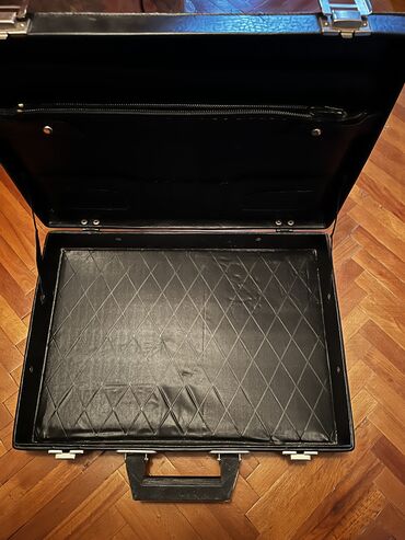 Çamadanlar: Dəri çemodan, keçmişindir ideal vəziyyətdə, qara rəngdədir. Ünvan — 6
