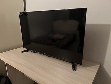 Телевизор Sharp (диагональ около 40–43"). Классический ЖК‑экран с