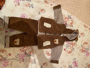детская куртка для мальчика: 900сом тройка на осень в отличном состоянии подходит до 2 лет
