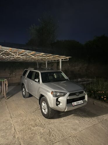 Toyota: Автомобиль Toyota 4Runner серебристого цвета. Это внедорожник с полным