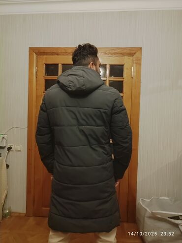 Pencəklər: Kişi üçün uzun şişmə qış plaşı - Rəng: tünd boz/qrafit - Model: dizə