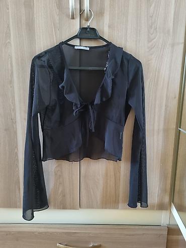 Qara şəffaf bluz - Model: uzunqollu, V-yaxa, ön hissədə qırçın detalı