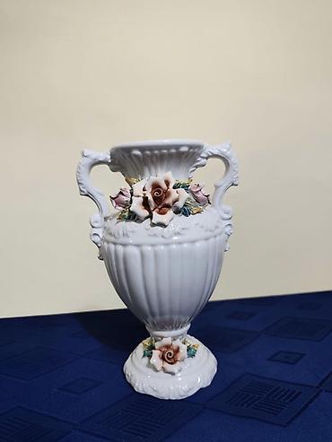 porcelanske figure: Porcelanska VAZA V. Bassano – ručni rad, dekorisana reljefnim — 1