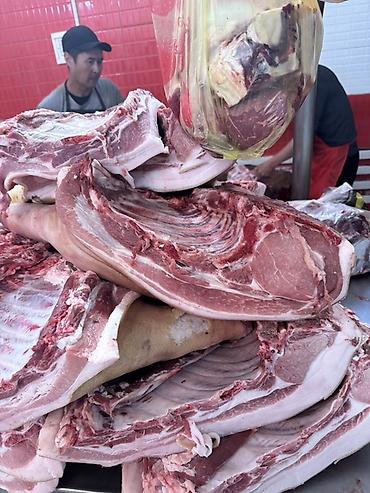 Свинина: СВИНИНА

猪肉。家养猪肉，非常美味。每天都有新鲜猪肉供应。

现有以下部位：
	•	后腿肉
	•	前腿肉
	•	猪排和排骨
	•	五 — 8