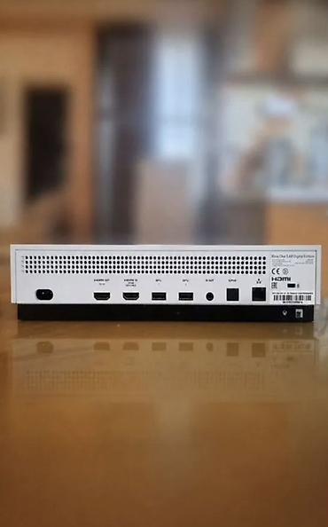 Видеоигры и приставки: Игровая консоль Microsoft Xbox One S All-Digital Edition (белая) — 3
