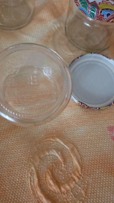 Balonlar, bankalar: Təcili. Yaxşı veziyyetde 330 qramlıq bankalar satılır.Bir bankanın — 9