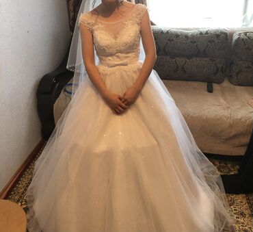 Продаю свадебное платье, сшито на заказ в Москве, размер 42. 
10.000