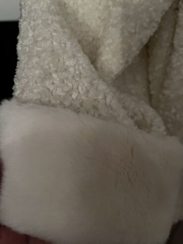 Kaputi: Beli damski kaput od boucle tkanine sa krznenim detaljima - — 9