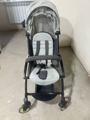 кызыл бирдик: Коляска, цвет - Серебристый, Б/у