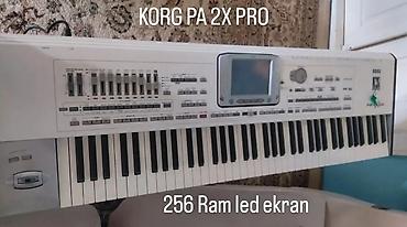 korg pa x5: Korg PA2X Pro aranjman sintezatoru. Şəkillərdə görünən model ağ — 1