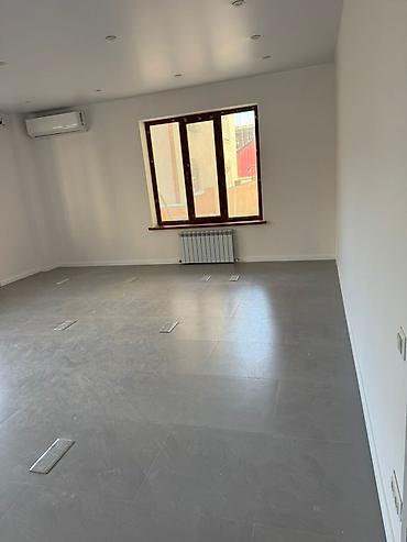 офисы в центре: Аренда офисов, 135 м², В жилом комплексе, 1 линия, С отдельным входом, С отдельным сан узлом — 2
