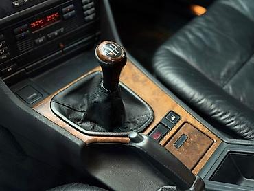 Другие детали салона: BMW — интерьер бизнес-класса с классическим оформлением и богатыми — 3