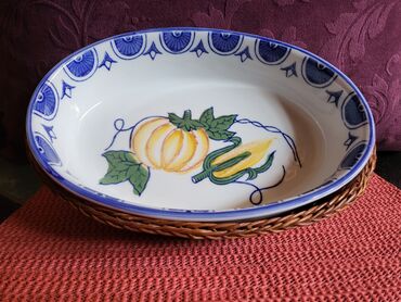 Činije: Porcelanska nova cinija-posuda sa korpom. Visina. 6cm. Duzina — 2