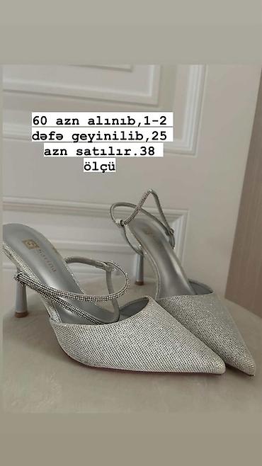 Tuflilər: Gümüşü rəngdə, parıltılı teksturaya sahib zərif qadın tuflisi. - — 2