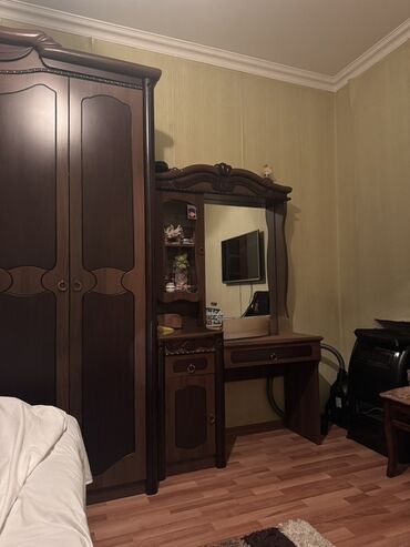 Lüğətlər: İkinəfərlik çarpayı, Dolab