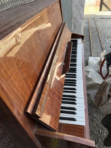 обучение фортепиано: Пианино «Україна» (upright) - Корпус: классический прямой шкаф