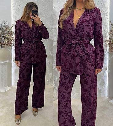 bordo komplet zenski: Ženski komplet – sako i pantalone sa baršunastim floralnim reljefnim — 4