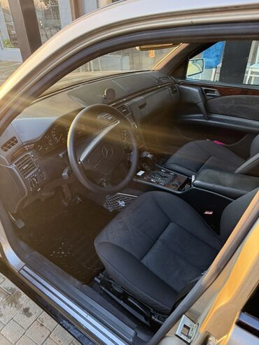 Mercedes-Benz: Mercedes-Benz E-Class (W210) sedan - Korpus: sedan, gümüşü rəng - — 16