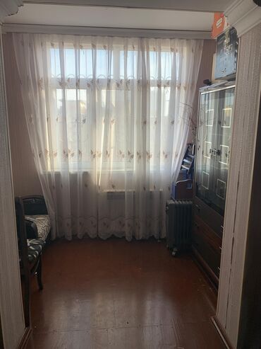 Uzunmüddətli kirayə mənzillər: Mənzilin təsviri: - Həyətyanı kompleksli, çoxmərtəbəli binada mənzil — 10