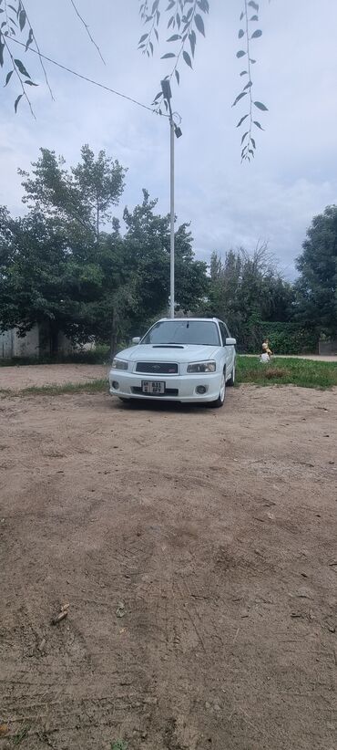 скутеры мото: Белый внедорожник Subaru Forester с отличительными элементами дизайна
