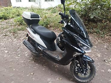Скутер/максискутер 50–150 см³ (визуально класс GT), черно-белый — 1