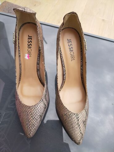 Shoes: Pumps, 39