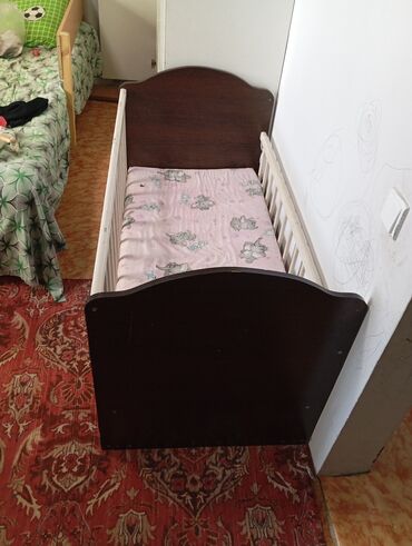 детскую деревянную кроватку: Односпальная кровать, Б/у
