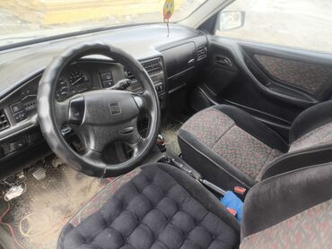 продаю муравейник: Seat : 1998 г., 2 л, Механика, Бензин, Седан