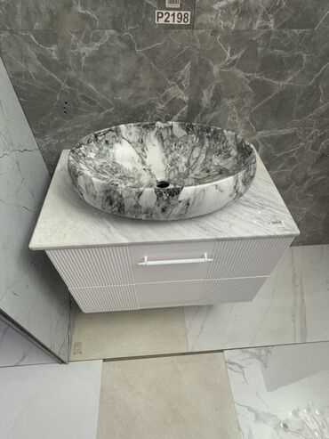 Hamam üçün kranlar: Mərmər naxışlı, oval formalı çanaq. Qara və ağ rənglərin qarışığından