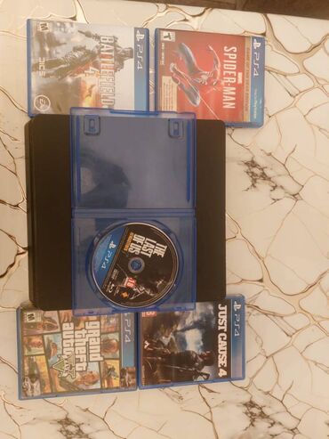 ps4 horizon: Sony playstation 4,jostik yoxdur,uzerinde 5 eded disk,her bir sey